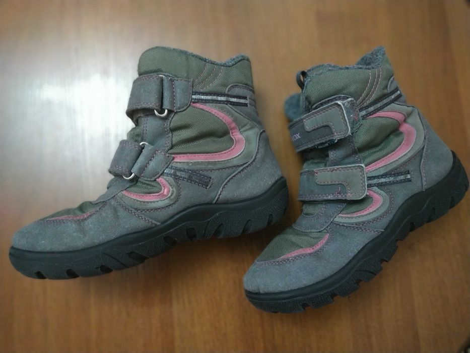 Продам зимові дівчачі чобітки Geox