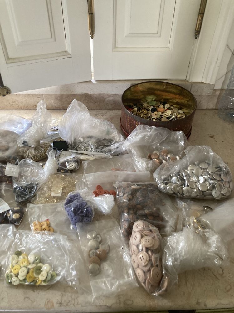 Lote de botões variados- total: 12 euros