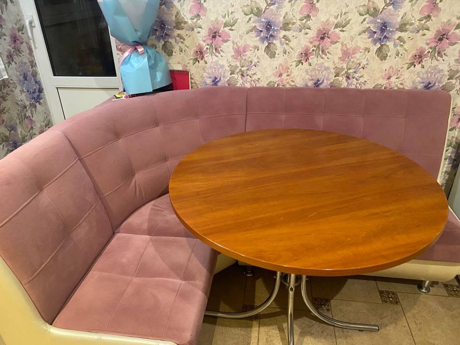 кухонний диван та стіл