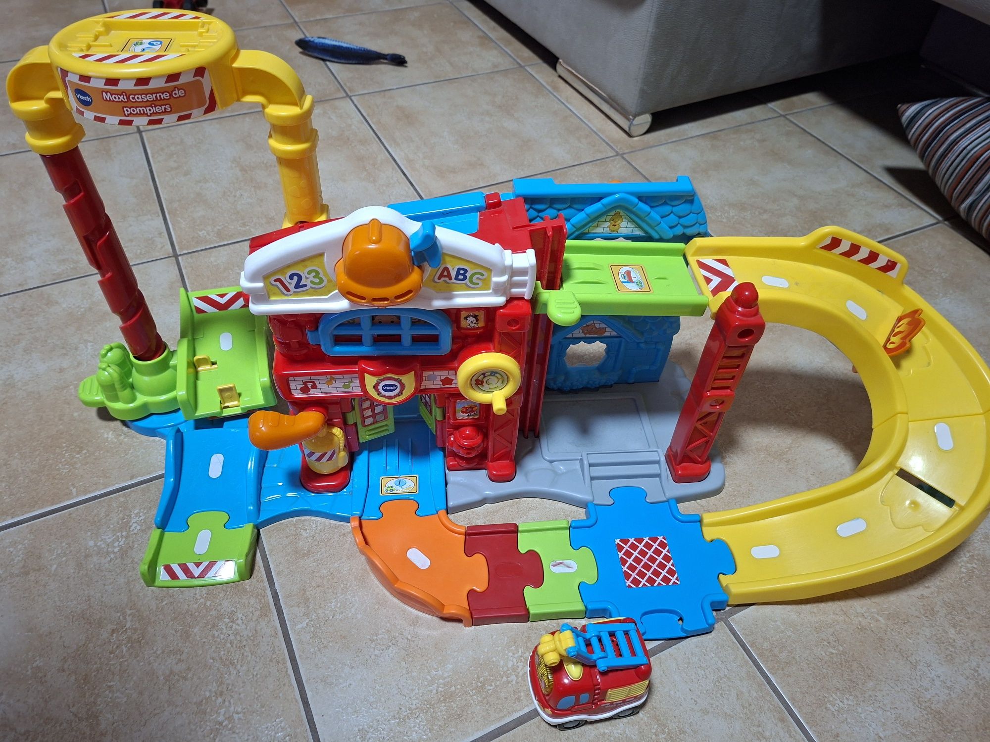 Pista com carro a pilhas