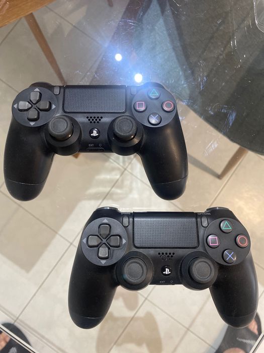 2 comandos PS4 como novos