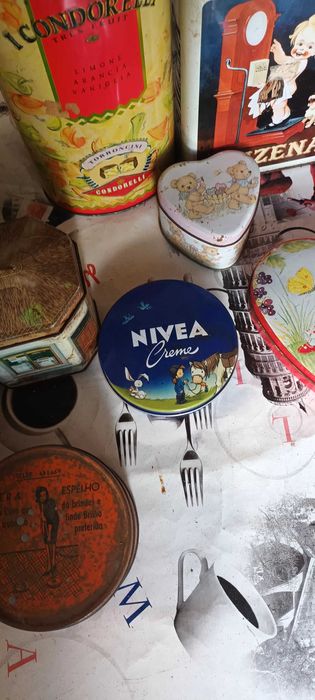 Latas antigas de bolachas e afins