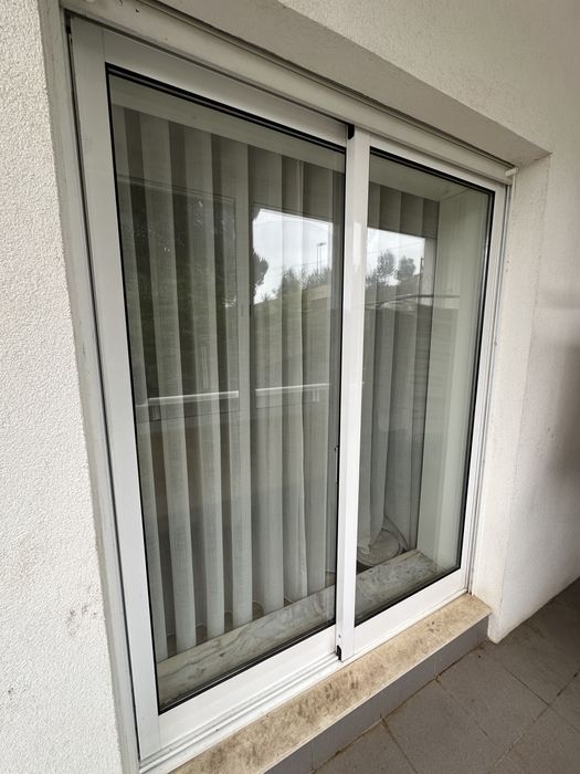 Janela e Caixilharia 147 x 185cm