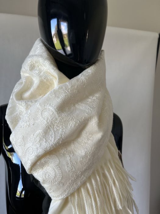Szalik nowy kremowy z delikatnym haftem klasyczny kaszmir welna