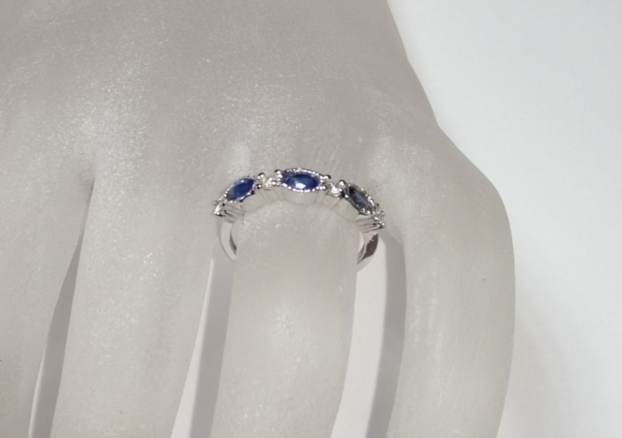 Золотое кольцо с сапфирами и бриллиантами 0,10 карат 17 мм Белое NEW