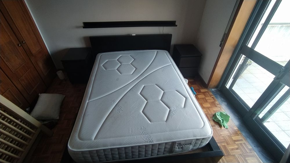 Vendo cama mesinha de cabeceira colchão