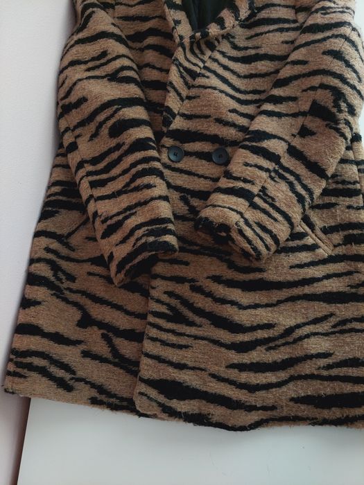Płaszczyk alpaka we wzory zwierzęce Stradivarius S