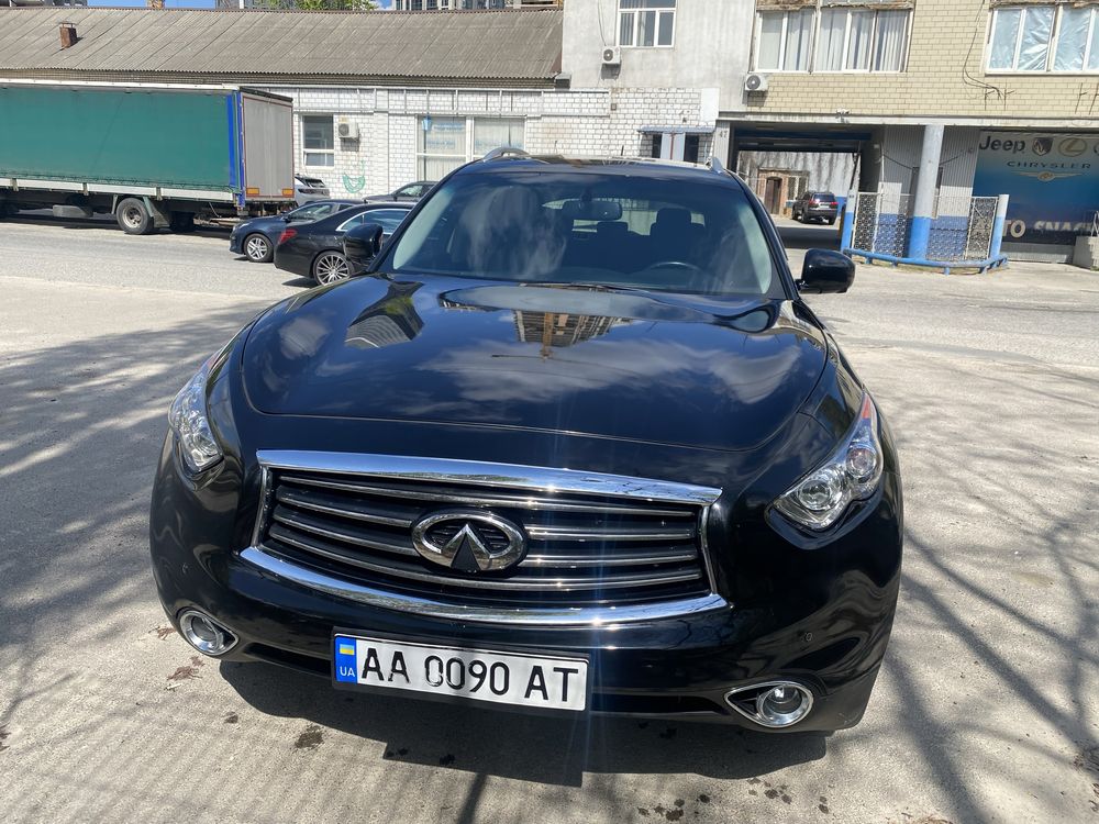 Продам свою машинку Infinity QX70