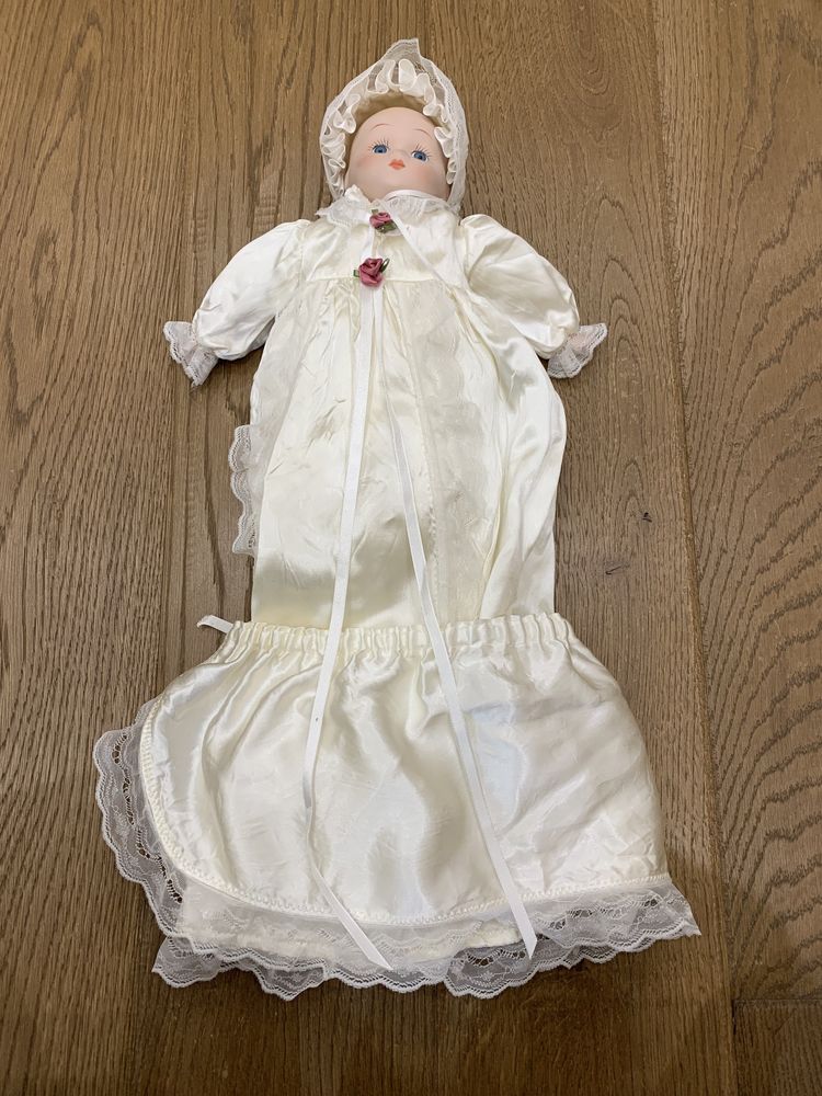 Piękna lalka porcelanowa