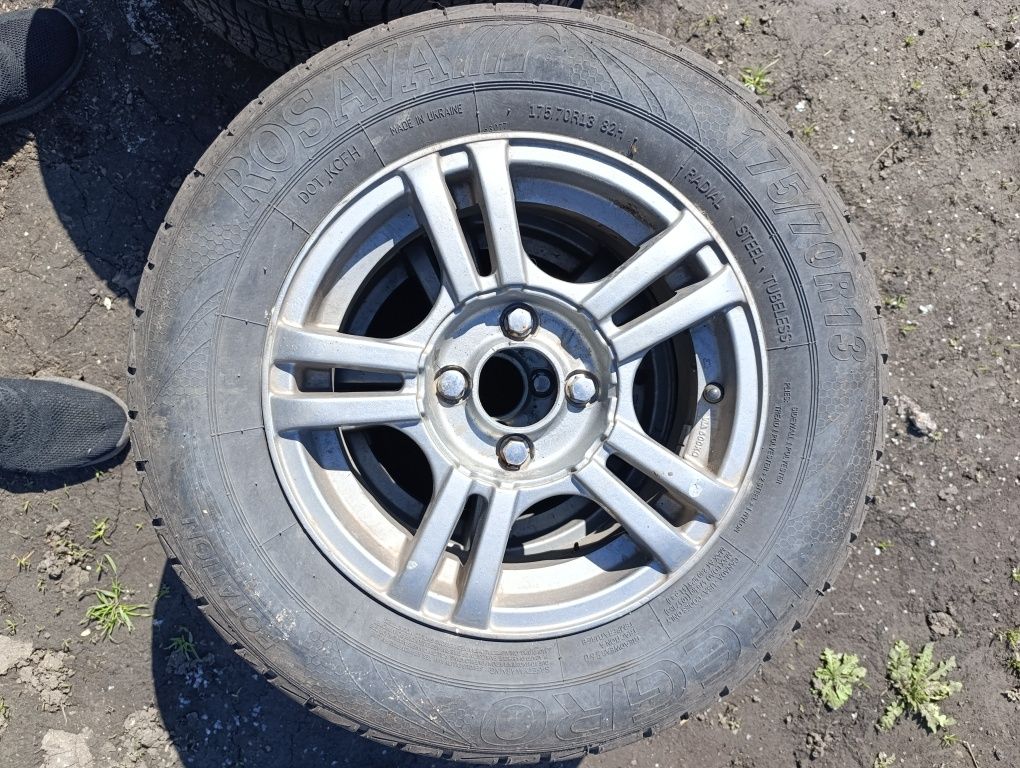 Продам титаны с резиной 175/70 R13