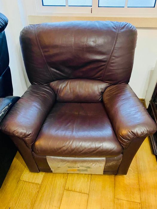 Dois sofás com levanta pés e reclináveis