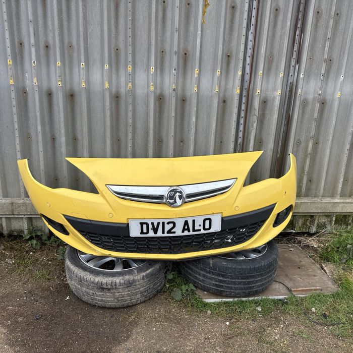 Opel Astra J GTC przedni Zderzak komplet.2012