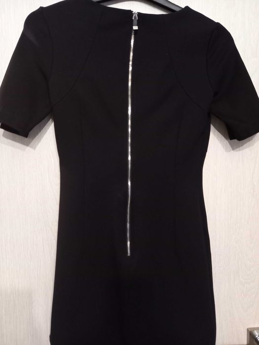 Czarna sukienka marki Reserved S