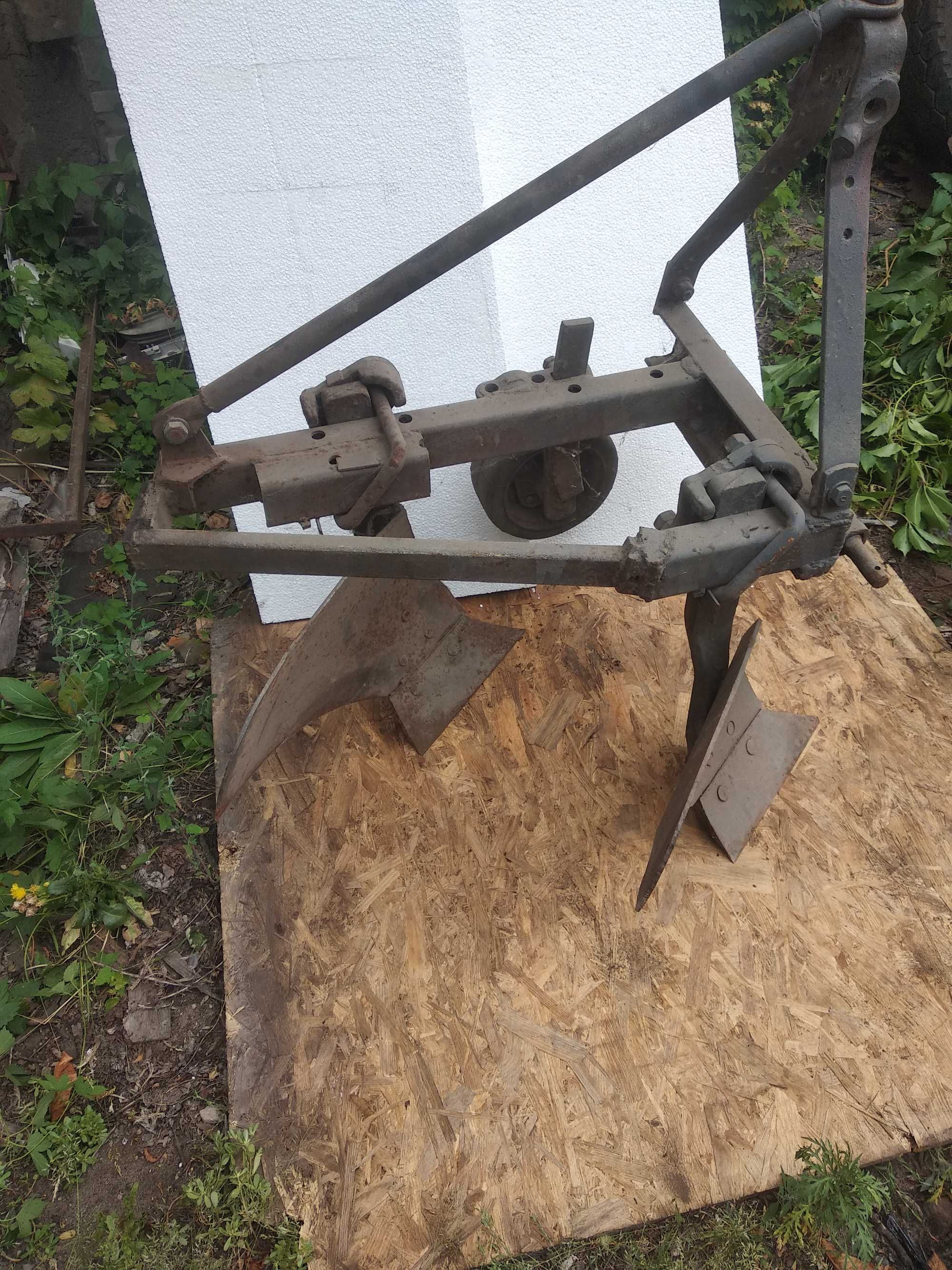 Плуг к трактору Т-25