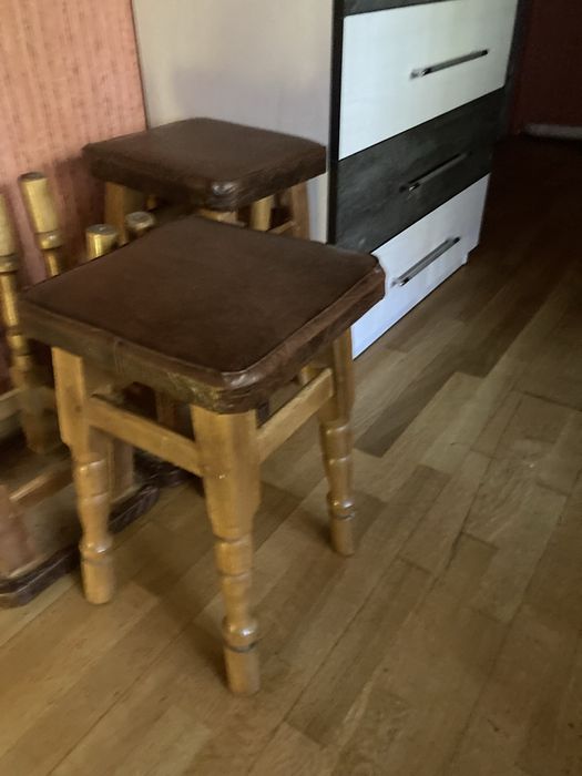 Табуретки стільчики дерево