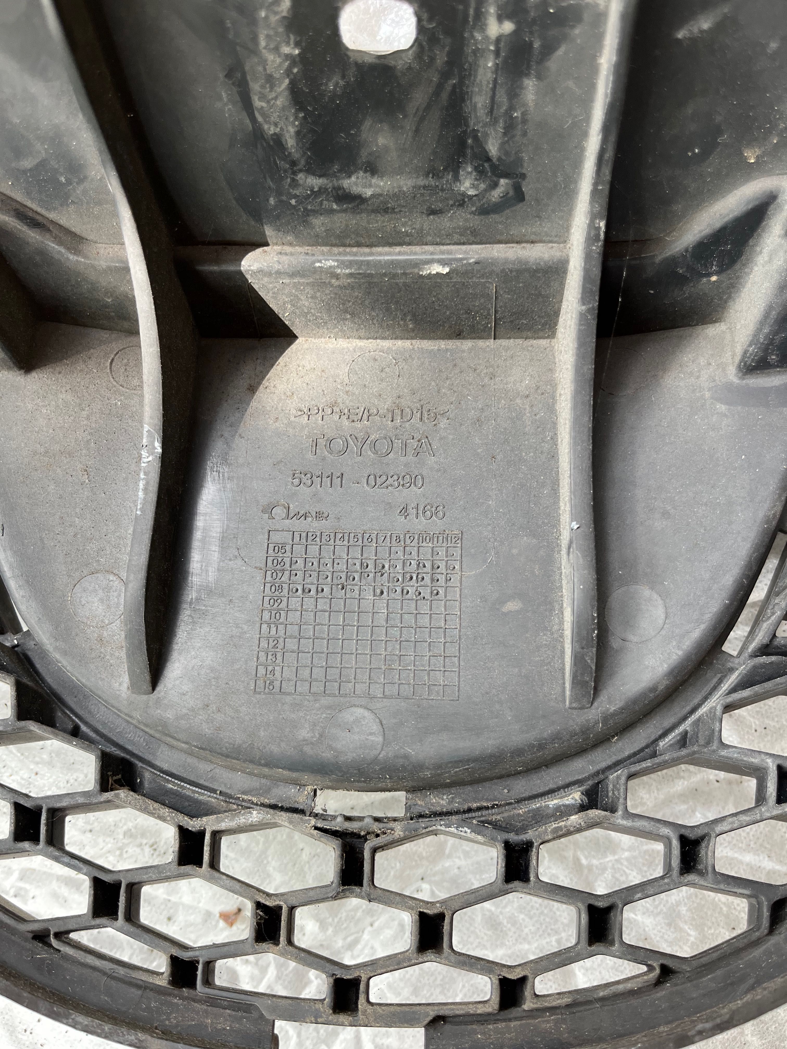 Grelha frontal de Origem Toyota Auris (_E15_) 2006 a 2010, bom estado