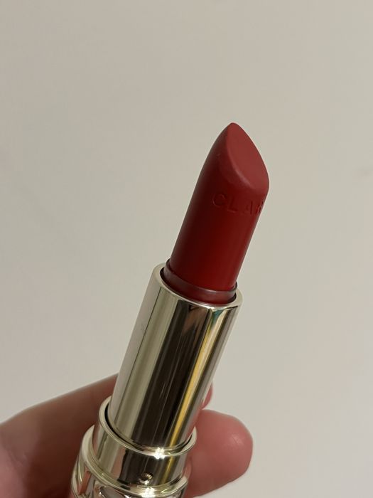 Помада Clarins joli rogue 742 червона атласна