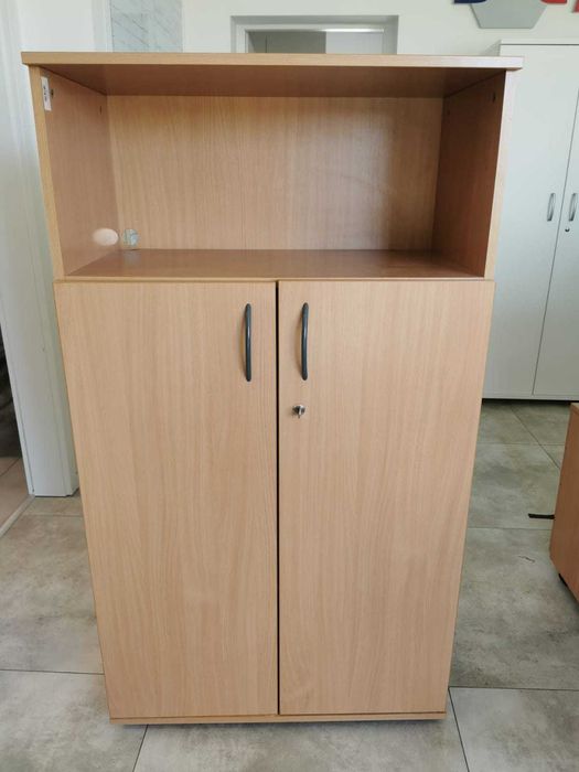 Szafka biurowa zamykana na kluczyk z półkami
