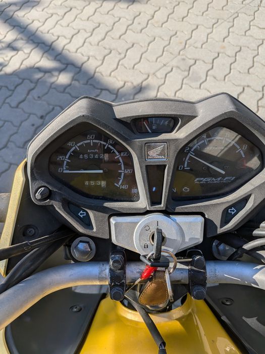 CB125 F - Amarela
