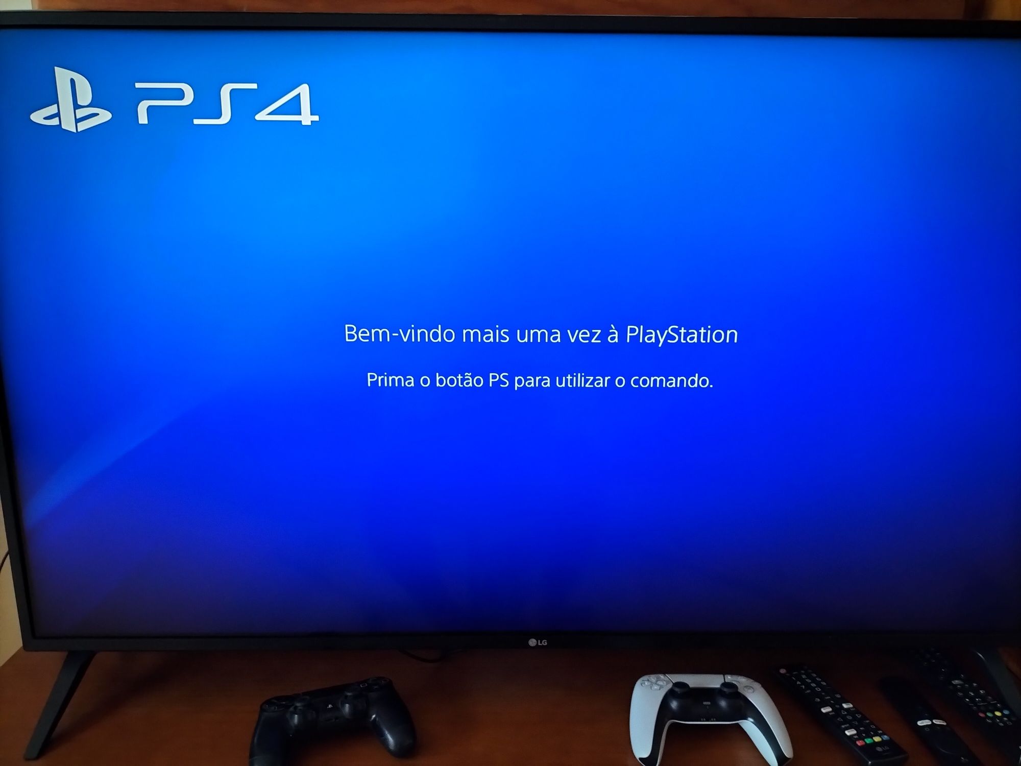 Consola Ps4 + comando + 6 jogos