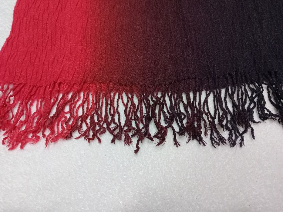 Szaliczek dwukolorowy z frędzlami. Stan bardzo dobry.