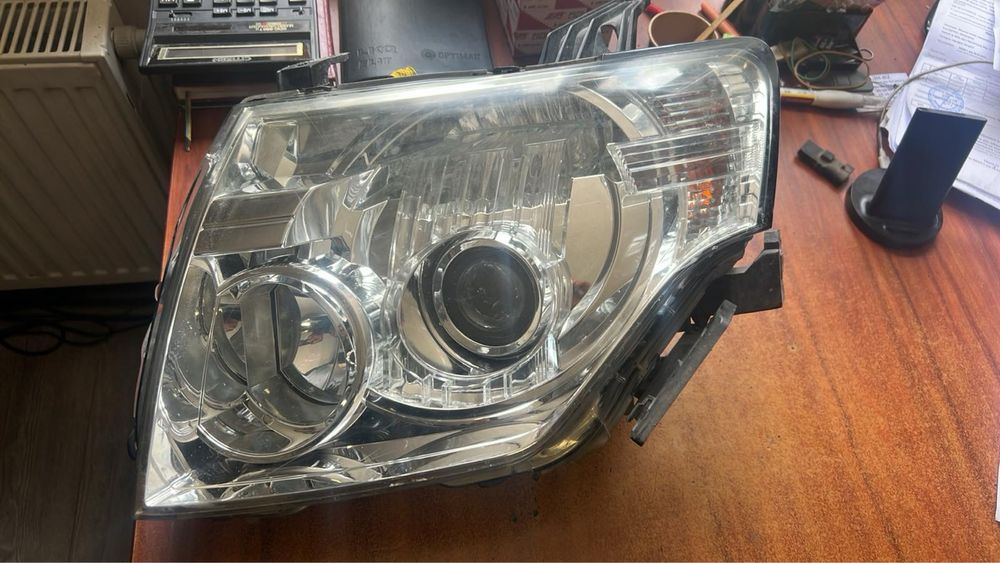 Передняя левая фара Mitsubishi Pajero Wagon 4 с блоком ксенона