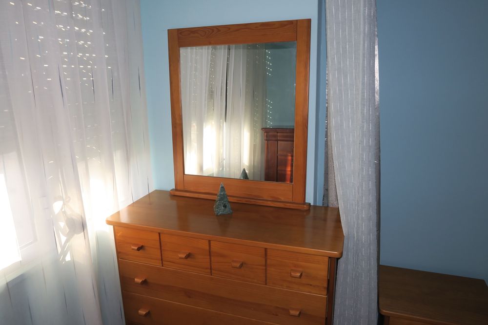 Mobília de quarto em Pinho