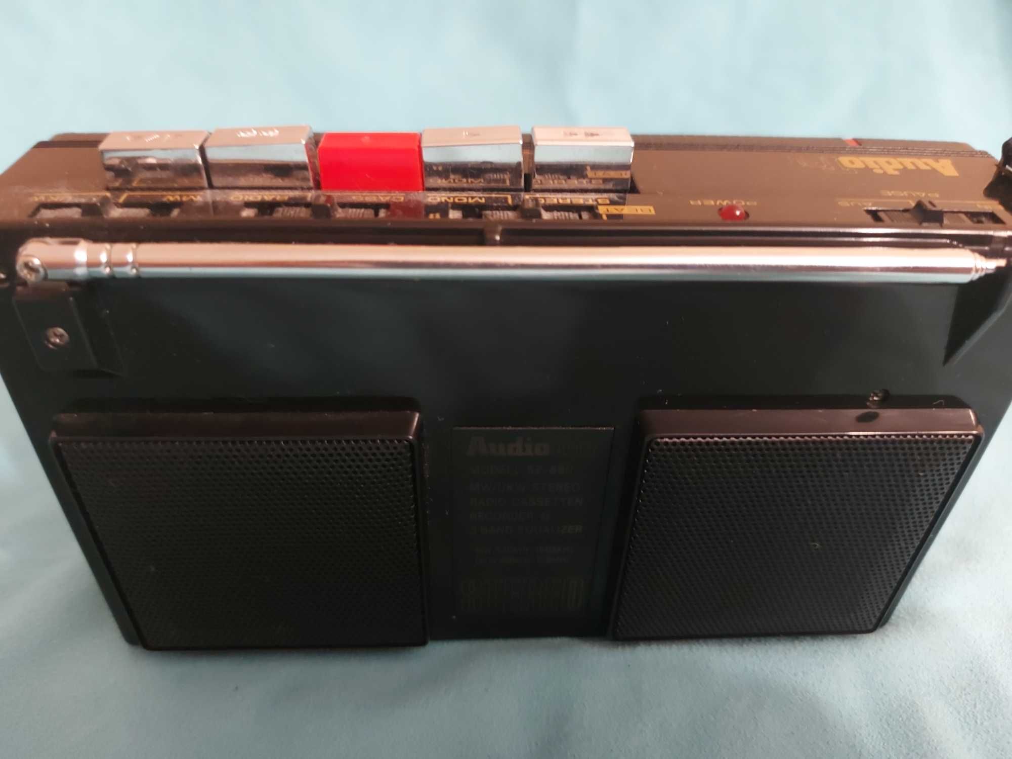 Nagrywający radio - walkman z wbudowanymi głośnikami.