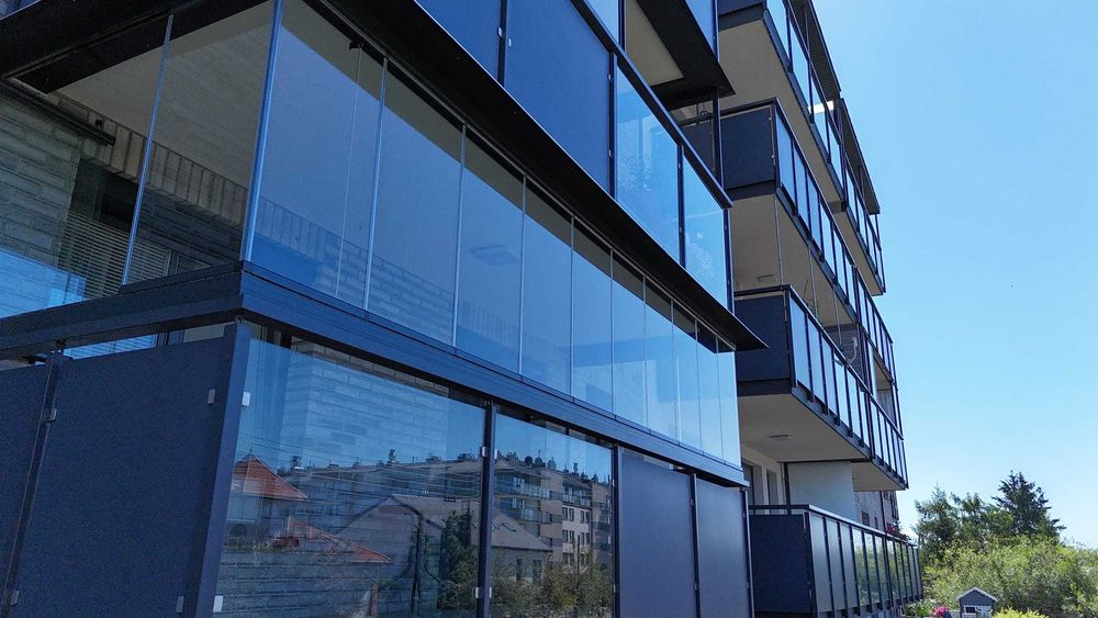 Aluminiowa zabudowa balkonu, zadaszenie tarasu, wiatrołap, balustrada