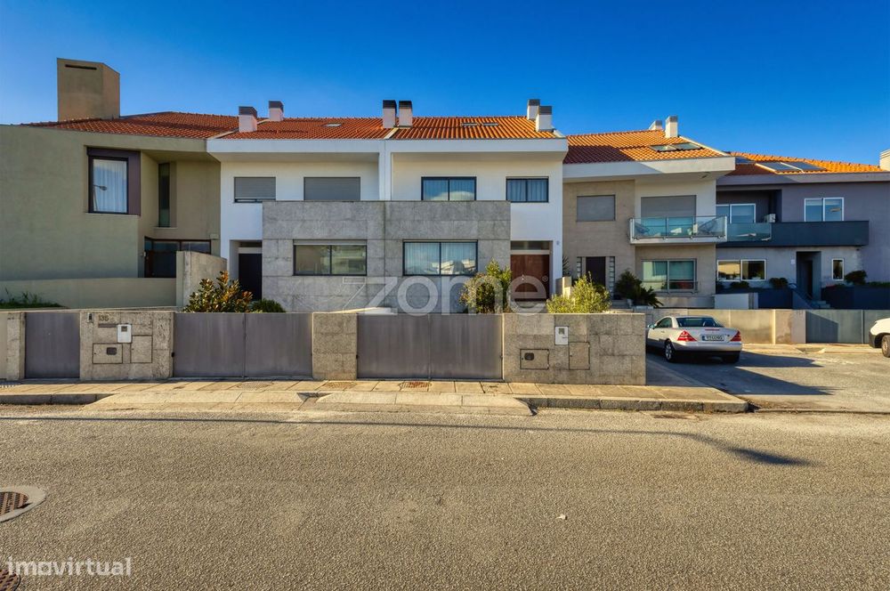 Moradia T4 com 4 suítes, na Rua Gomes Teixeira, Matosinhos