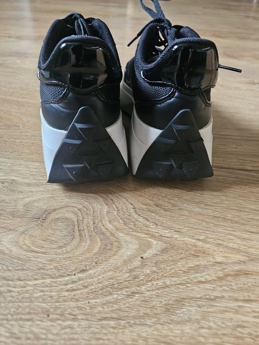 Damskie sneakersy czarne Guess rozm 37