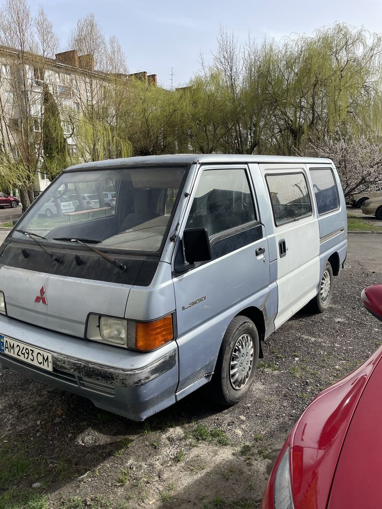 Автомобіль Mitsubishi l300