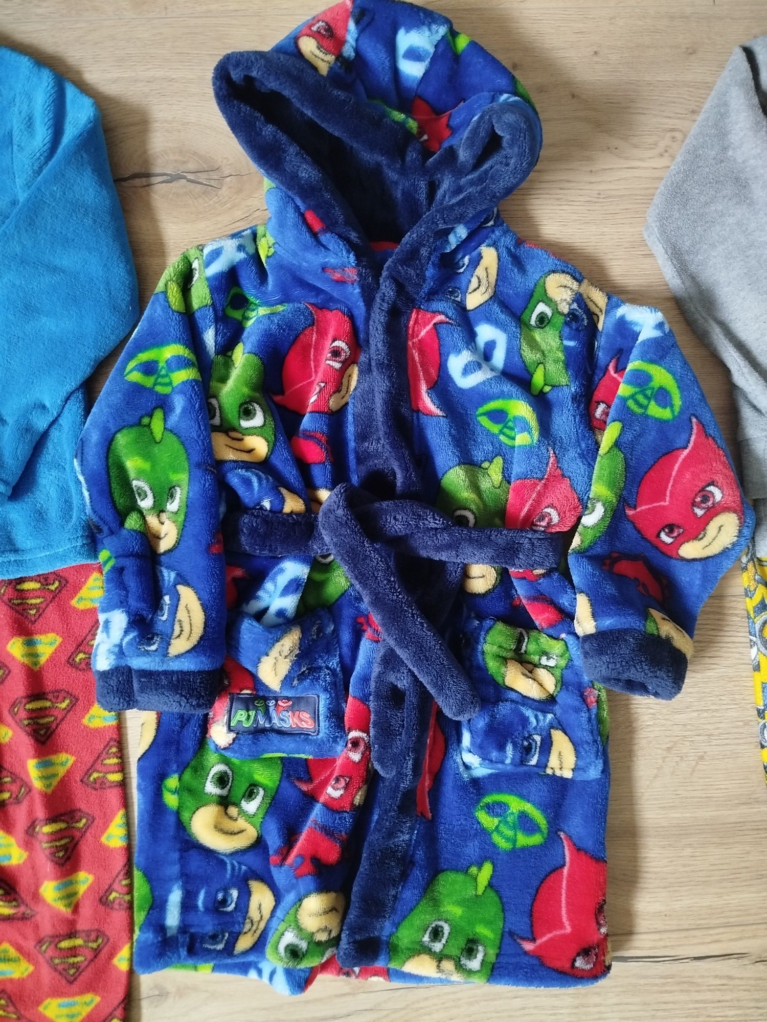 2 komplety piżam + Porannik, szlafron Pizamersi, Pjmasks 116-122cm