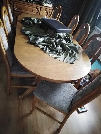 Stół i krzesła stylowe .