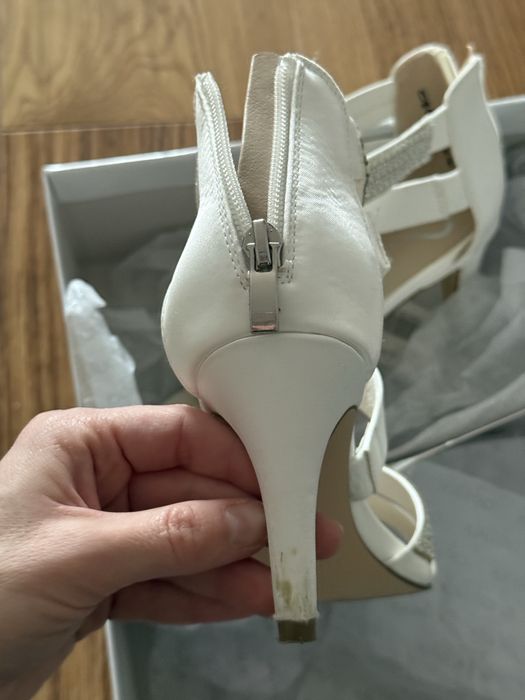 Sandały na obcasie białe rozmiar 36 .