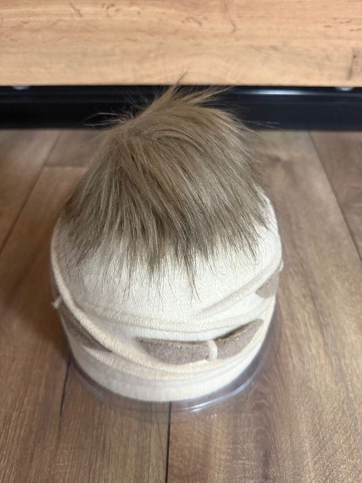 Przepiękna zimowa czapka z białej wełny