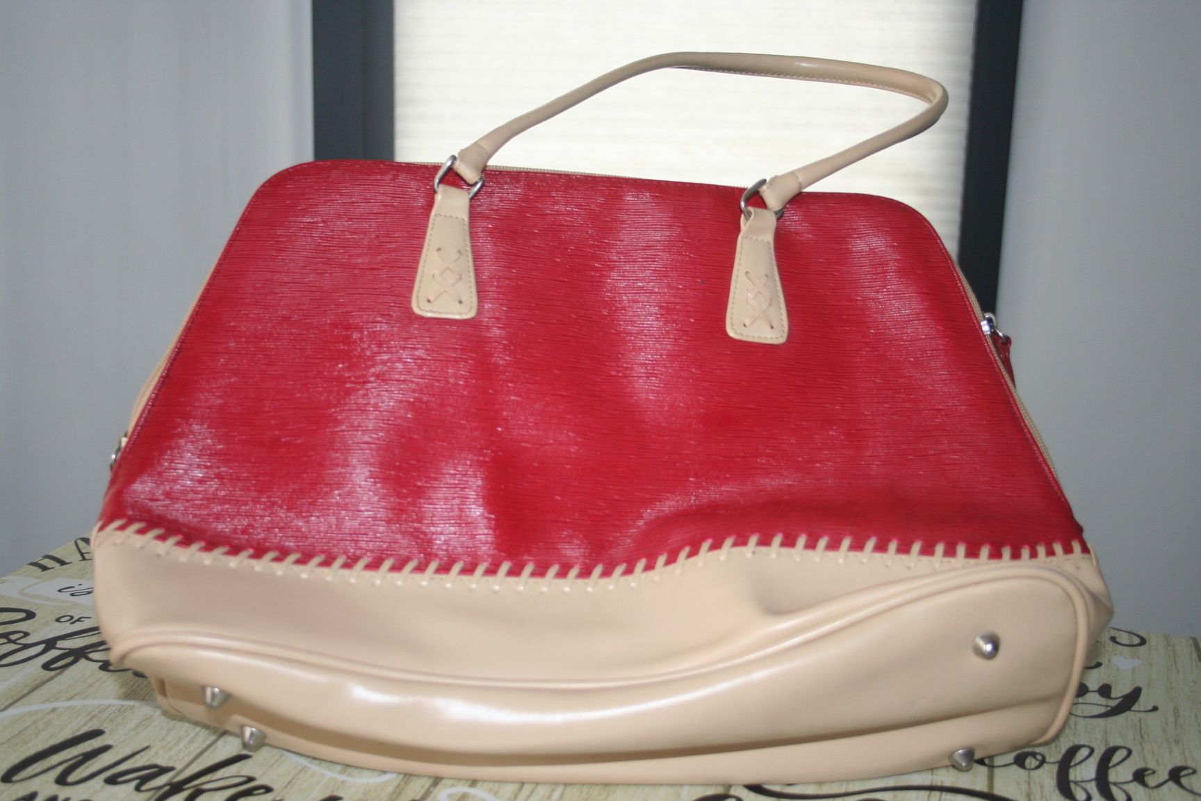 Bolsa vermelha e creme