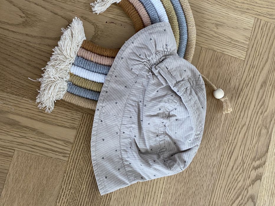 Beżowy kapelusik czapka w trójkąty cool club bawełna