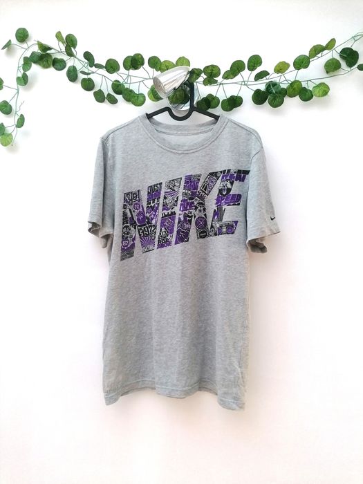 T-shirt Cinzenta com Logo Roxo