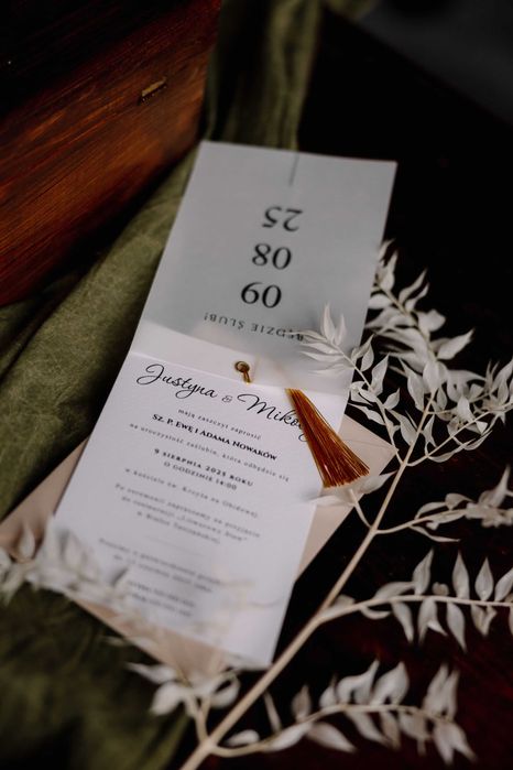 zaproszenia ślubne ze złotym chwostem i kalką