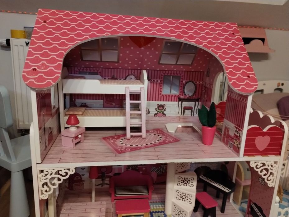 Drewniany domek dla lalek z mebelkami i światełkami