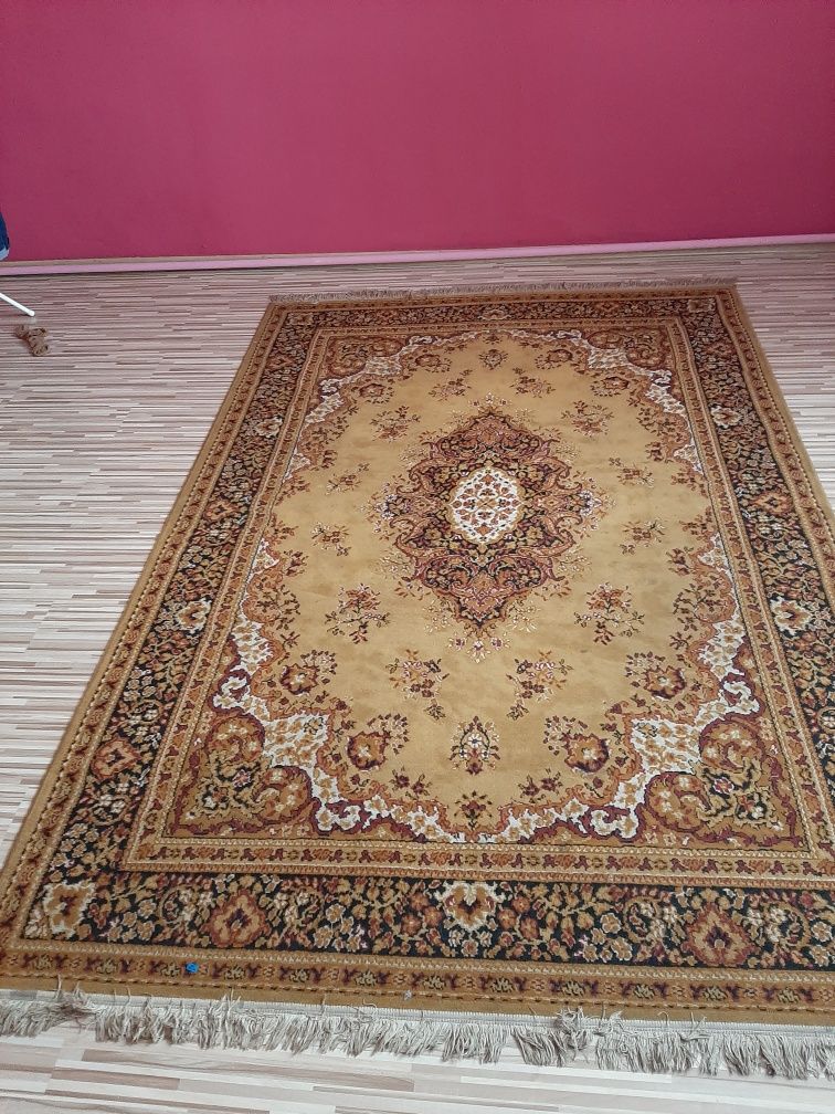 Ładny dywan 2 x 3m
