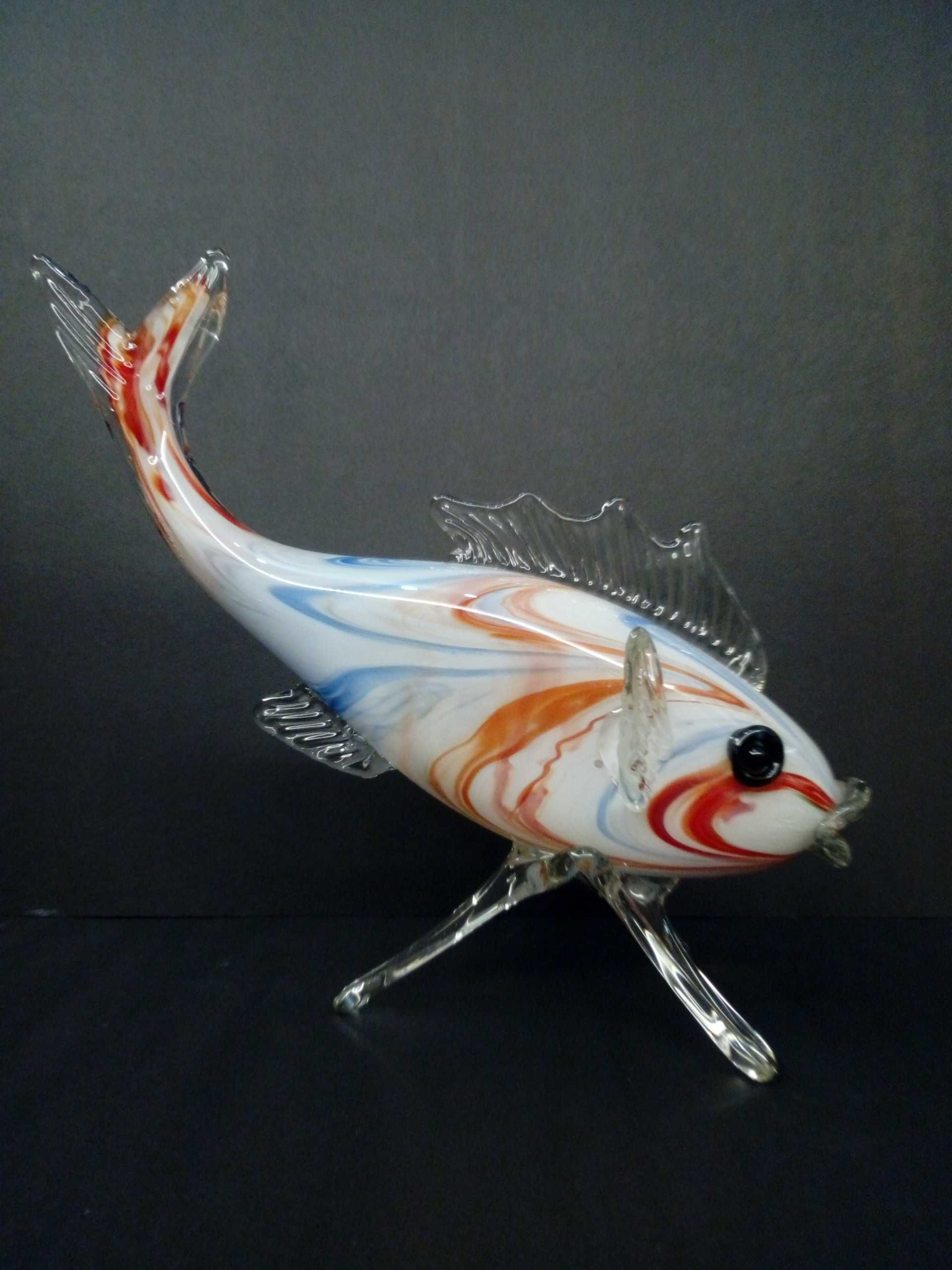 Peixe em vidro multicolorido