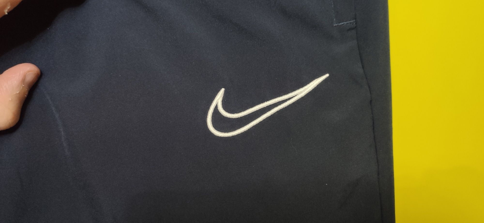 Spodnie dresowe NIKE dry fit academy z kieszeniami na suwak i ściągacz