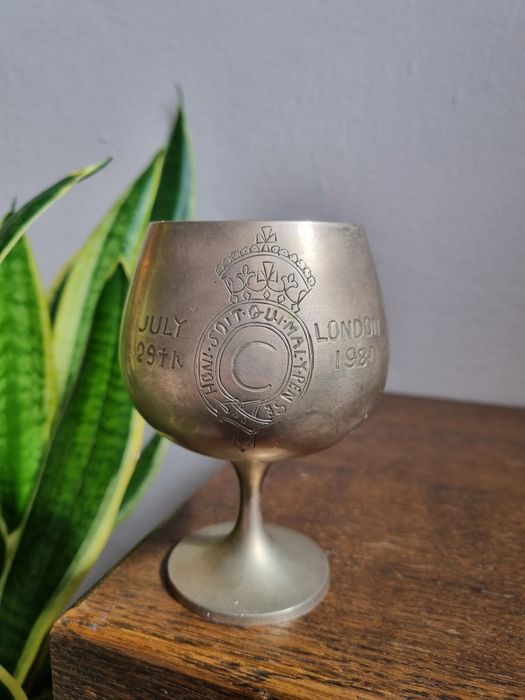 Antyczny kielich metalowy 1981 rok kolekcjonerski pamiątka Anglia Lond