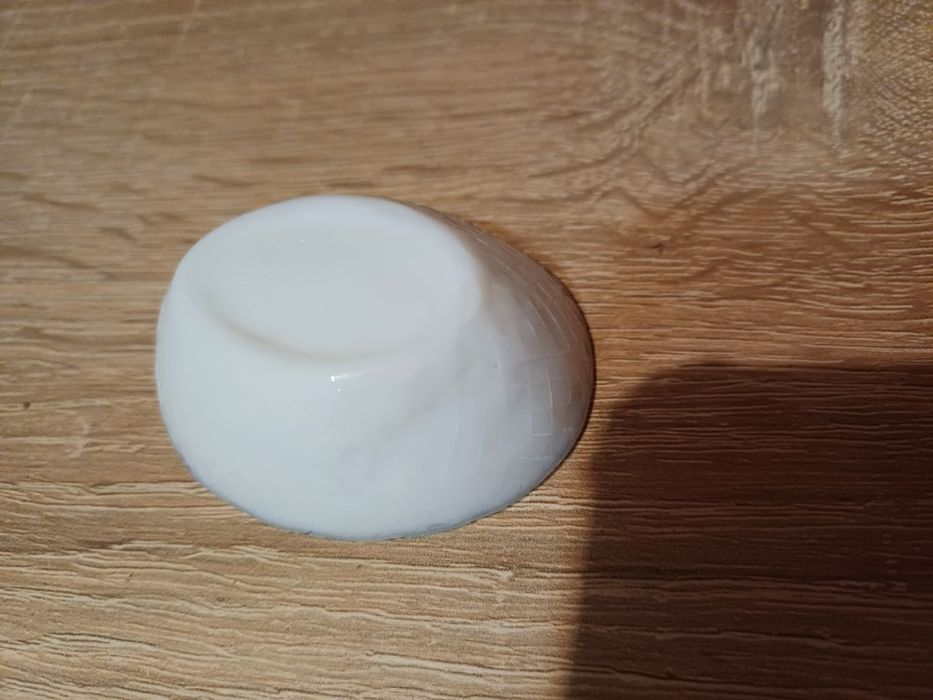 Mała szklana kura solniczka