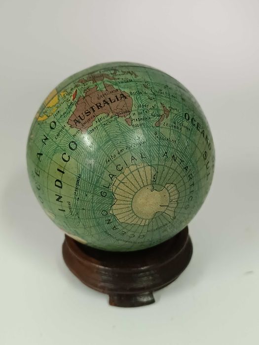 Rara caixa publicitaria Va. ferrão em forma de Globo terrestre