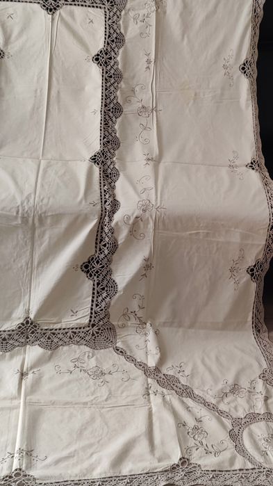 Toalha de mesa retangular bordada e com renda