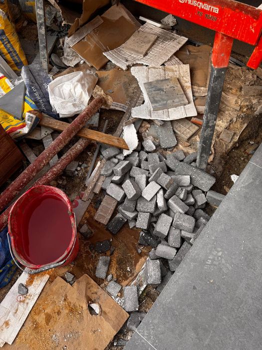 Recolha de monos e entulho.