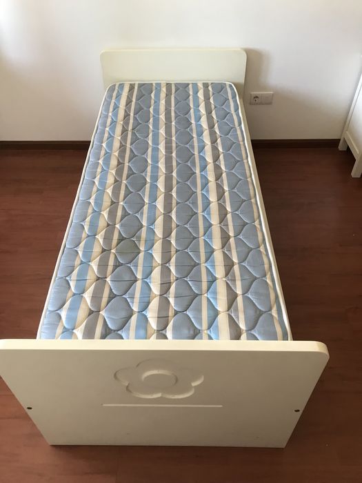 Cama branca com estrado